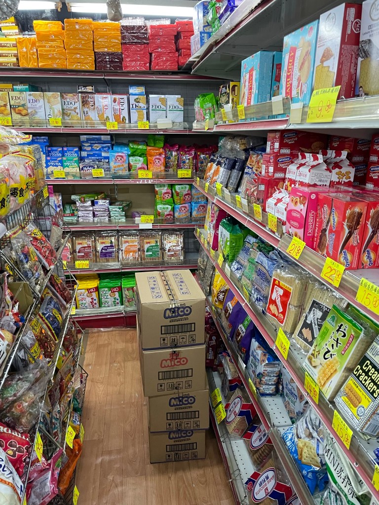 雜貨店、糖果屋，可能也有很多東西可以買來作儲糧用。